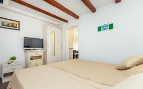 City Wall'S Studio Apartment